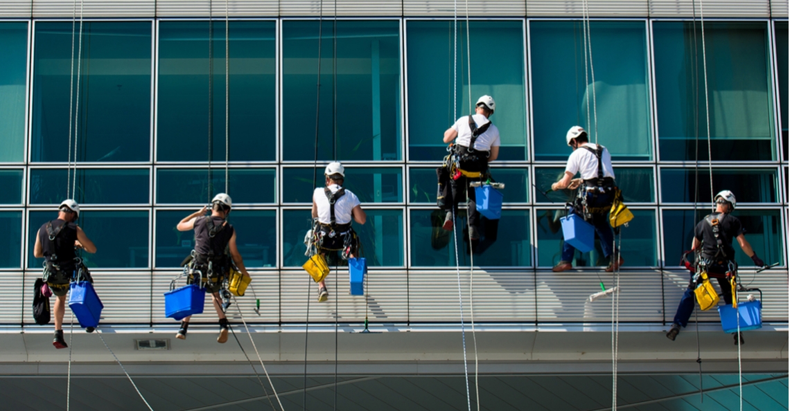 1464216880-schoonmaken-glazenwassers-hoog-gebouw-gevaarlijk.jpg