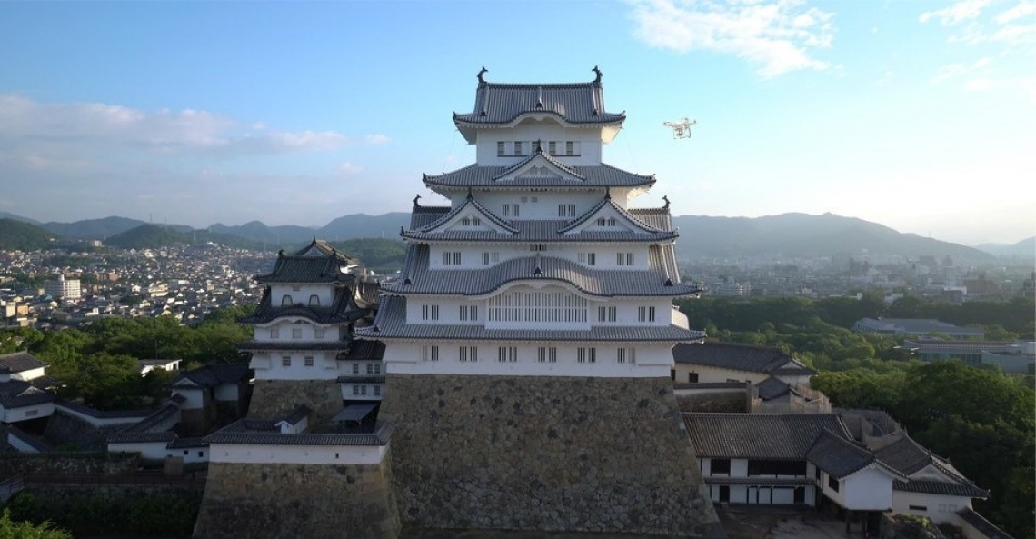 1604745485-wpxp_drone-crash-himeji-castle-kasteel-japan-dji-phantom-3-professional-2015-spreading-wings-s1000.jpg