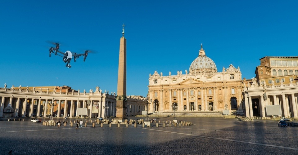 vaticaan rome drone arrestatie israel quadcopter bestuurder gevangenis heilige jaar 2015