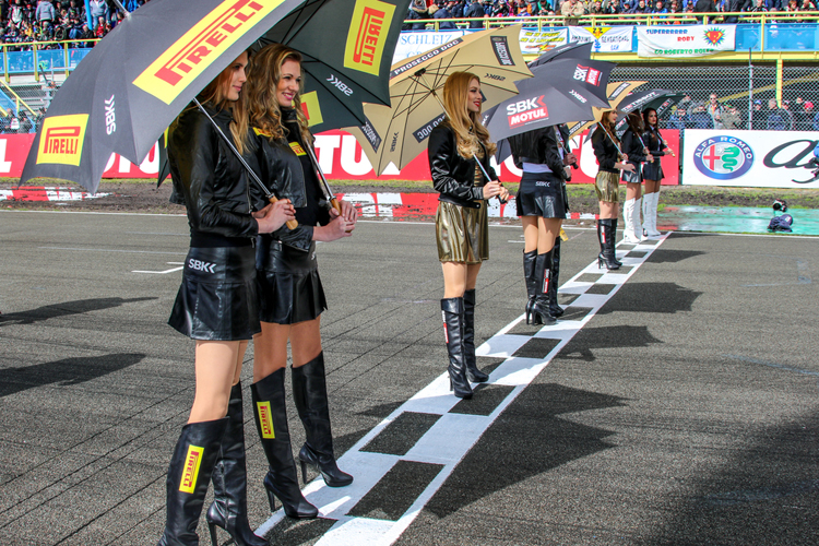 Freestyle FPV vliegen boven TT circuit Assen