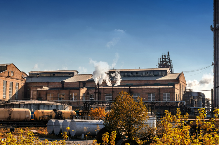 Pieter Bos racet op hoge snelheid door oude suikerfabriek