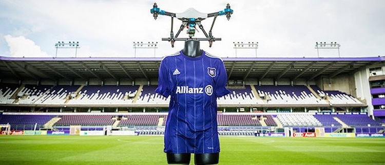 Drone presenteert nieuw Europese wedstrijdshirt RSC Anderlecht