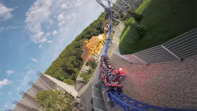 Drone racers vliegen in het Franse attractiepark Nigloland